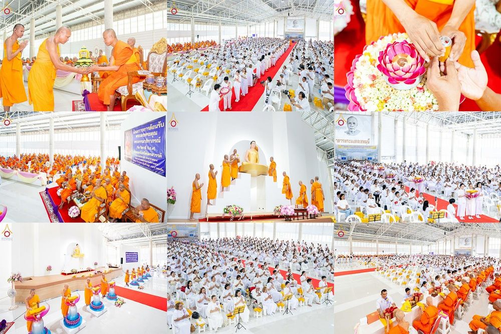 ภาพรวมพิธีทางศาสนาที่มีพระภิกษุสงฆ์และพุทธศาสนิกชนชุดขาวร่วมพิธีบรรจุพระบรมสารีริกธาตุและทอดผ้าป่าภายในอาคารขนาดใหญ่