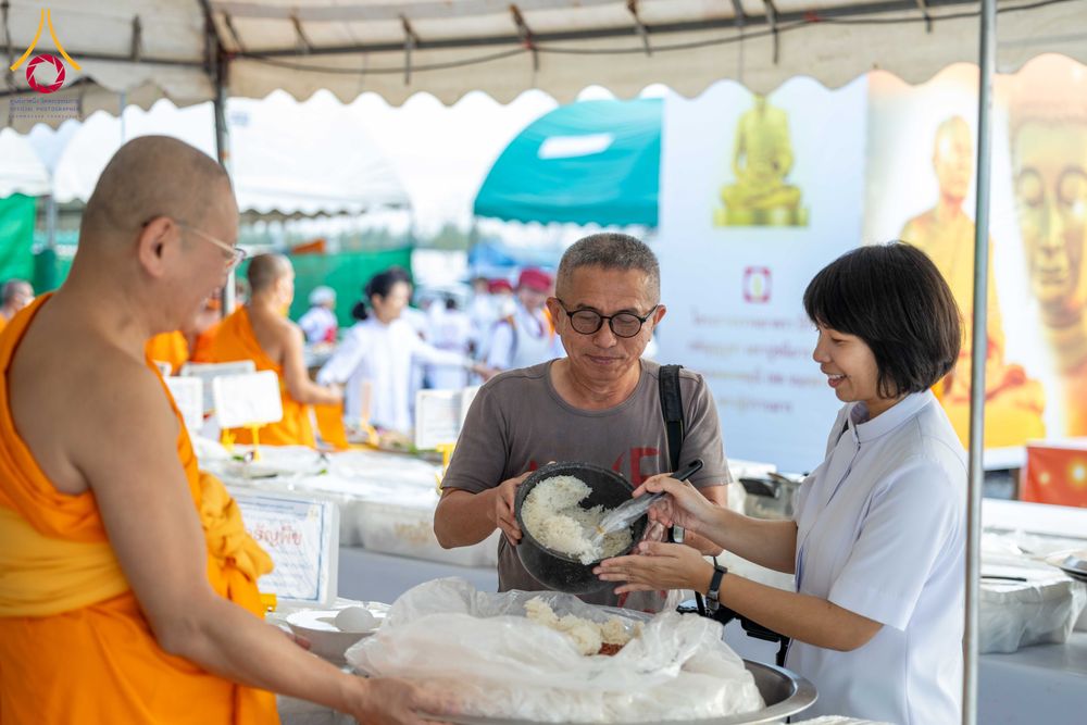 ภาพ No.301799:วันที่ 24 มกราคม พ.ศ. 2569 พิธีถวายภัตตาหารเป็นสังฆทาน แด่พระธรรมยาตรา ณ อนุสรณ์สถานบางปลา วัดบางปลา อำเภอบางเลน จังหวัดนครปฐม ในโครงการธรรมยาตรา กตัญญูบูชา มหาปูชนียาจารย์ พระมงคลเทพมุนี(สด จนฺทสโร) พระผู้ปราบมาร อนุสรณ์สถาน 7 แห่ง ปีที่ 14