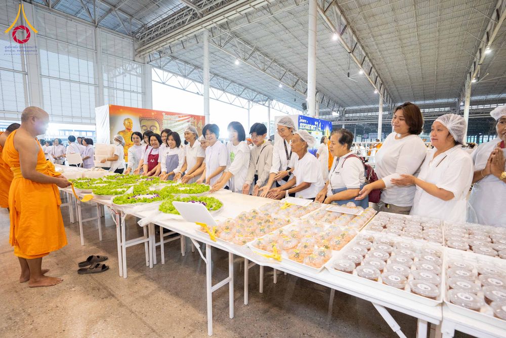 ภาพ No.303520:วันที่ 27 มกราคม พ.ศ. 2569 พิธีถวายภัตตาหารเป็นสังฆทาน แด่พระธรรมยาตรา ณ วัดพระธรรมกาย  จังหวัดปทุมธานี ในโครงการธรรมยาตรา กตัญญูบูชา มหาปูชนียาจารย์ พระมงคลเทพมุนี(สด จนฺทสโร) พระผู้ปราบมาร อนุสรณ์สถาน 7 แห่ง ปีที่ 14