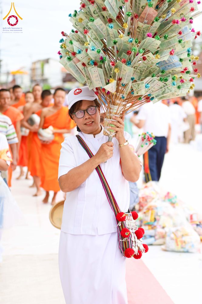 ภาพ No.336915:วันเสาร์ที่ 27 มิถุนายน 2569 พิธีตักบาตรพระ 1,345 รูป  ณ ข่วงสันกำแพง อำเภอสันกำแพง จังหวัดเชียงใหม่