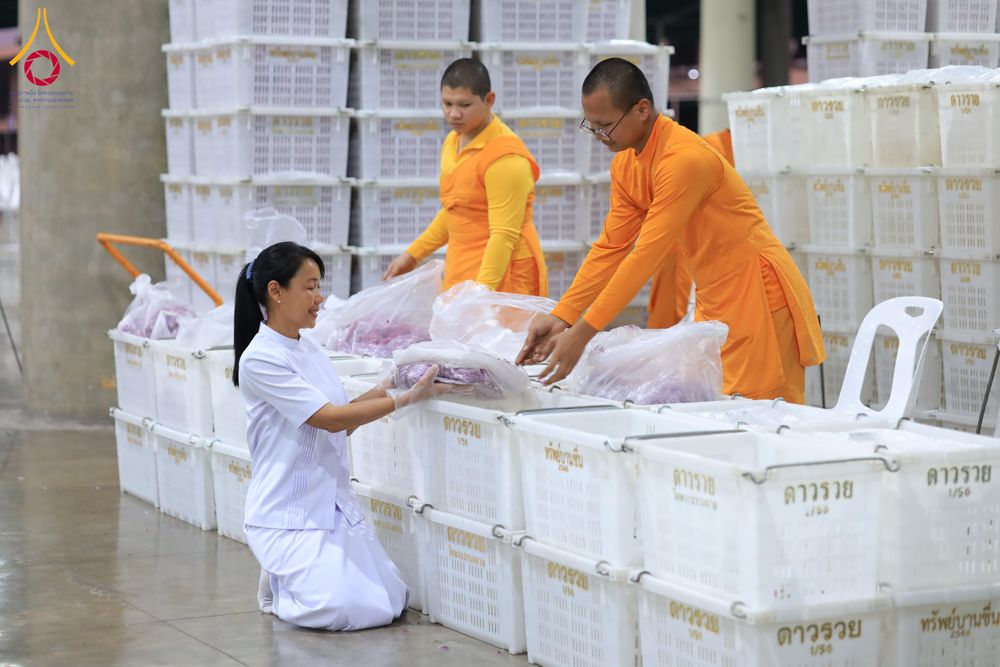 ภาพ No.303258:วันที่ 15-21 มกราคม พ.ศ.2569 ปลิดกลีบดอกเบญจทรัพย์ เพื่อโปรยต้อนรับพระธรรมยาตรา ในโครงการธรรมยาตรา กตัญญูบูชา มหาปูชนียาจารย์ พระมงคลเทพมุนี(สด จนฺทสโร) พระผู้ปราบมาร อนุสรณ์สถาน 7 แห่ง ปีที่ 14 ณ วิหารคด วัดพระธรรมกาย