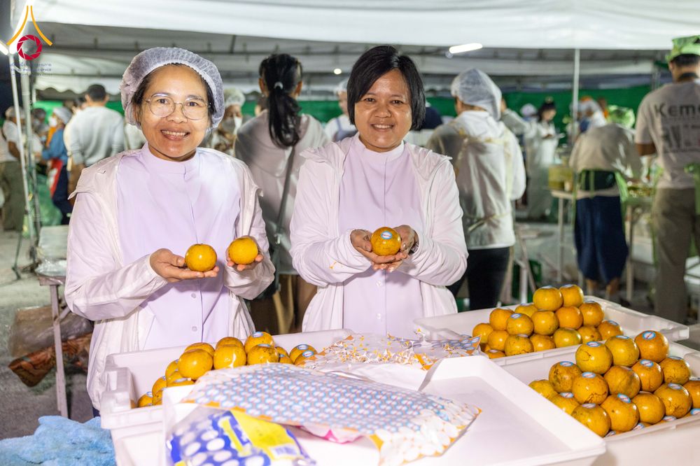 ภาพ No.289778:วันที่ 8 มกราคม พ.ศ. 2569 พิธีถวายภัตตาหารเป็นสังฆทาน แด่พระธรรมยาตรา ณ อนุสรณ์สถานคลองบางนางแท่น อ.สามพราน จ.นครปฐม ในโครงการธรรมยาตรา กตัญญูบูชา มหาปูชนียาจารย์ พระมงคลเทพมุนี(สด จนฺทสโร) พระผู้ปราบมาร อนุสรณ์สถาน 7 แห่ง ปีที่ 14