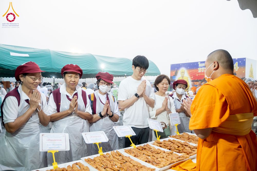 ภาพ No.298517:วันที่ 20 มกราคม พ.ศ. 2569 พิธีถวายภัตตาหารเป็นสังฆทาน แด่พระธรรมยาตรา ณ อนุสรณ์สถานบางปลา วัดบางปลา อำเภอบางเลน จังหวัดนครปฐม ในโครงการธรรมยาตรา กตัญญูบูชา มหาปูชนียาจารย์ พระมงคลเทพมุนี(สด จนฺทสโร) พระผู้ปราบมาร อนุสรณ์สถาน 7 แห่ง ปีที่ 14