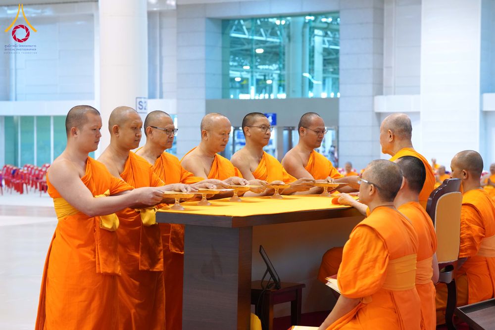 ภาพ No.285007:วันอาทิตย์ที่ 14 ธันวาคม พ.ศ.2568  พิธีปฏิบัติธรรม พิธีถวายภัตตาหารเป็นสังฆทาน พิธีมอบต้นสมบัติจักรพรรดิ ถวายแด่เจ้าอาวาสและประธานสงฆ์ 236 ศูนย์ส่งเสริมศีลธรรมทั่วโลก ณ สภาธรรมกายสากล วัดพระธรรมกาย