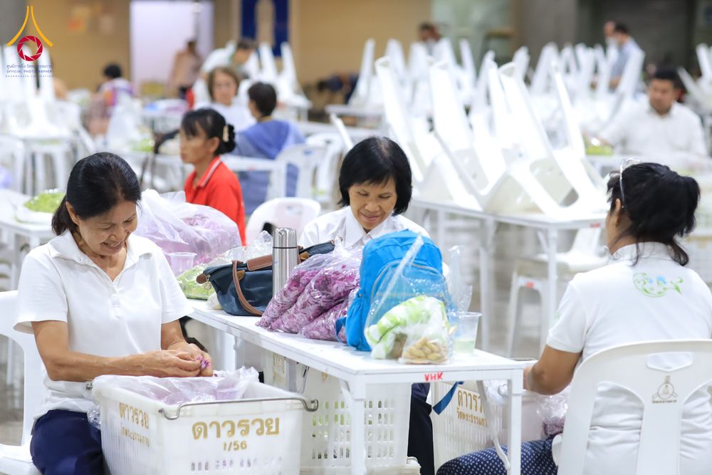 ภาพ No.303299:วันที่ 15-21 มกราคม พ.ศ.2569 ปลิดกลีบดอกเบญจทรัพย์ เพื่อโปรยต้อนรับพระธรรมยาตรา ในโครงการธรรมยาตรา กตัญญูบูชา มหาปูชนียาจารย์ พระมงคลเทพมุนี(สด จนฺทสโร) พระผู้ปราบมาร อนุสรณ์สถาน 7 แห่ง ปีที่ 14 ณ วิหารคด วัดพระธรรมกาย