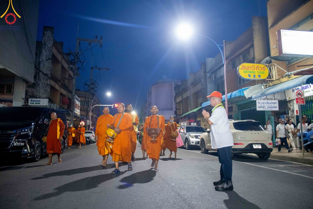 ภาพ No.343132:วันอาทิตย์ที่ 16 สิงหาคม พ.ศ.2569 พิธีตักบาตรพระ 10,000 รูป นานาชาติ ปีที่ 23 คณะสงฆ์ 4 ประเทศ 14 จังหวัดภาคใต้ น้อมถวายเป็นพุทธบูชา ทำบุญเพื่อแม่- พ่อ ณ ถนนนิพัทธ์อุทิศ 3 อ.หาดใหญ่ จ.สงขลา