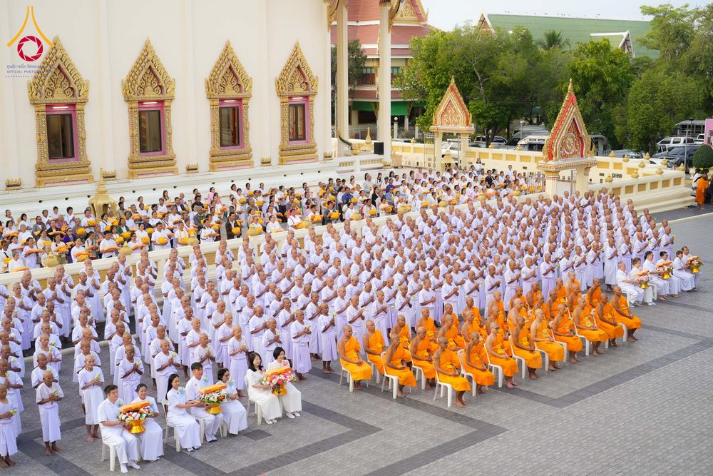 ภาพ No.278529:วันอาทิตย์ที่ 14 ธันวาคม พ.ศ.2568  พิธีเวียนประทักษิณ พิธีวันทาสีมาพระประธาน โครงการบวชบูชาธรรมมหาปูชนียาจารย์ ของศูนย์ปฏิบัติธรรมบุรีรัมย์ ณ วัดกลาง พระอารามหลวง จังหวัดบุรีรัมย์