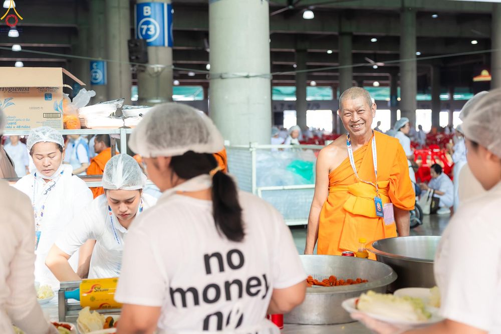 ภาพ No.325849:วันที่ 22 เมษายน พ.ศ.2569(วันคุ้มครองโลก) งานถวายมหาสังฆทาน 40,000 กว่าวัดทั่วประเทศ เจ้าหน้าที่ สาธุชน ร่วมใจจัดเตรียมภัตตาหารเพล (ชุด 2)