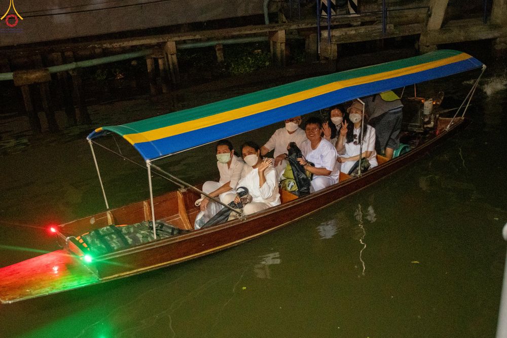 ภาพ No.297229:วันที่ 17 มกราคม พ.ศ. 2569 พิธีจุดประทีปถวายเป็นพุทธบูชา และบูชาธรรมมหาปูชนียาจารย์ (ภาพชุดที่ 2) ณ วัดโบสถ์บน ต.บางคูเวียง จ.นนทบุรี อนุสรณ์สถานลำดับที่ 4 สถานที่เกิดด้วยกายธรรม ในโครงการธรรมยาตรา กตัญญูบูชา มหาปูชนียาจารย์ พระมงคลเทพมุนี(สด จนฺทสโร) พร