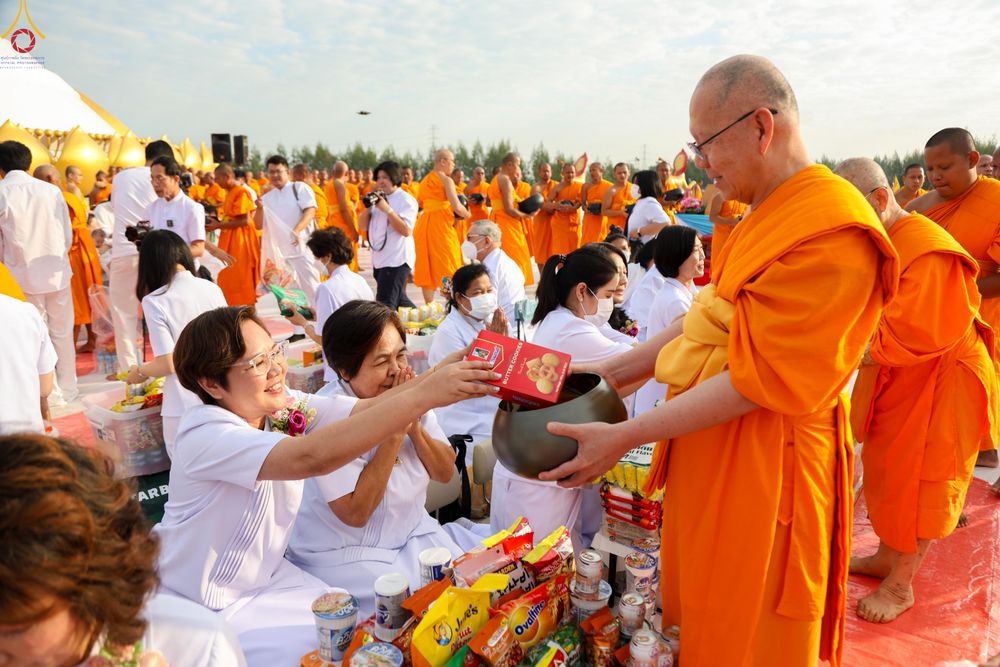 ภาพ No.302675:วันที่ 24 มกราคม พ.ศ. 2569 พิธีตักบาตรพระธรรมยาตรา(ภาพชุดที่ 2) ณ อนุสรณ์สถานลำดับที่ 5 สถานที่เผยแผ่วิชชาธรรมกายครั้งแรก อนุสรณ์สถานบางปลา วัดบางปลา อำเภอบางเลน จังหวัดนครปฐม ในโครงการธรรมยาตรา กตัญญูบูชา มหาปูชนียาจารย์ พระมงคลเทพมุนี(สด จนฺทสโร) พระผู