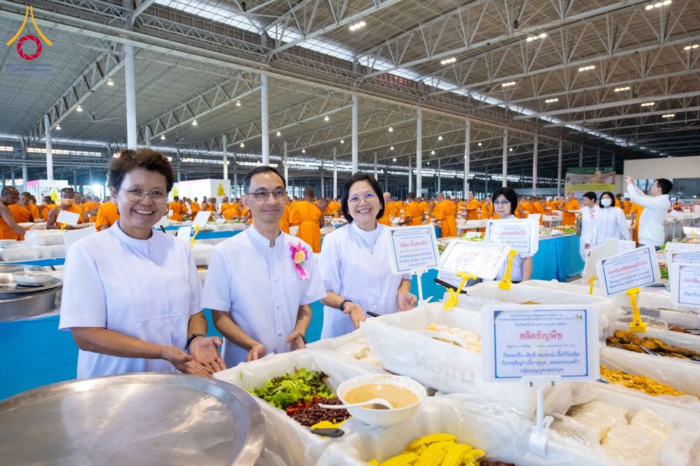 ภาพ No.303124:วันที่ 26 มกราคม พ.ศ. 2569 พิธีถวายภัตตาหารเป็นสังฆทาน แด่พระธรรมยาตรา ณ วัดพระธรรมกาย  จังหวัดปทุมธานี ในโครงการธรรมยาตรา กตัญญูบูชา มหาปูชนียาจารย์ พระมงคลเทพมุนี(สด จนฺทสโร) พระผู้ปราบมาร อนุสรณ์สถาน 7 แห่ง ปีที่ 14