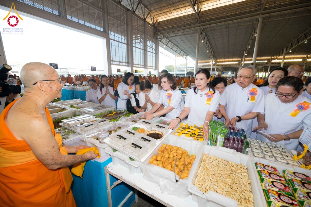 ภาพ No.287334:วันที่ 3 มกราคม พ.ศ.2569 พิธีถวายภัตตาหารเป็นสังฆทาน แด่พระธรรมยาตรา ณ วัดพระธรรมกาย  จังหวัดปทุมธานี ในโครงการธรรมยาตรา กตัญญูบูชา มหาปูชนียาจารย์ พระมงคลเทพมุนี(สด จนฺทสโร) พระผู้ปราบมาร อนุสรณ์สถาน 7 แห่ง ปีที่ 14