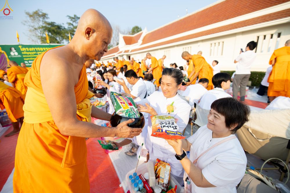 ภาพ No.297662:วันที่ 18 มกราคม พ.ศ. 2569 พิธีตักบาตรพระธรรมยาตรา ณ วัดโบสถ์บน ต.บางคูเวียง จ.นนทบุรี อนุสรณ์สถานลำดับที่ 4 สถานที่เกิดด้วยกายธรรม ในโครงการธรรมยาตรา กตัญญูบูชา มหาปูชนียาจารย์ พระมงคลเทพมุนี(สด จนฺทสโร) พระผู้ปราบมาร อนุสรณ์สถาน 7 แห่ง ปีที่ 14