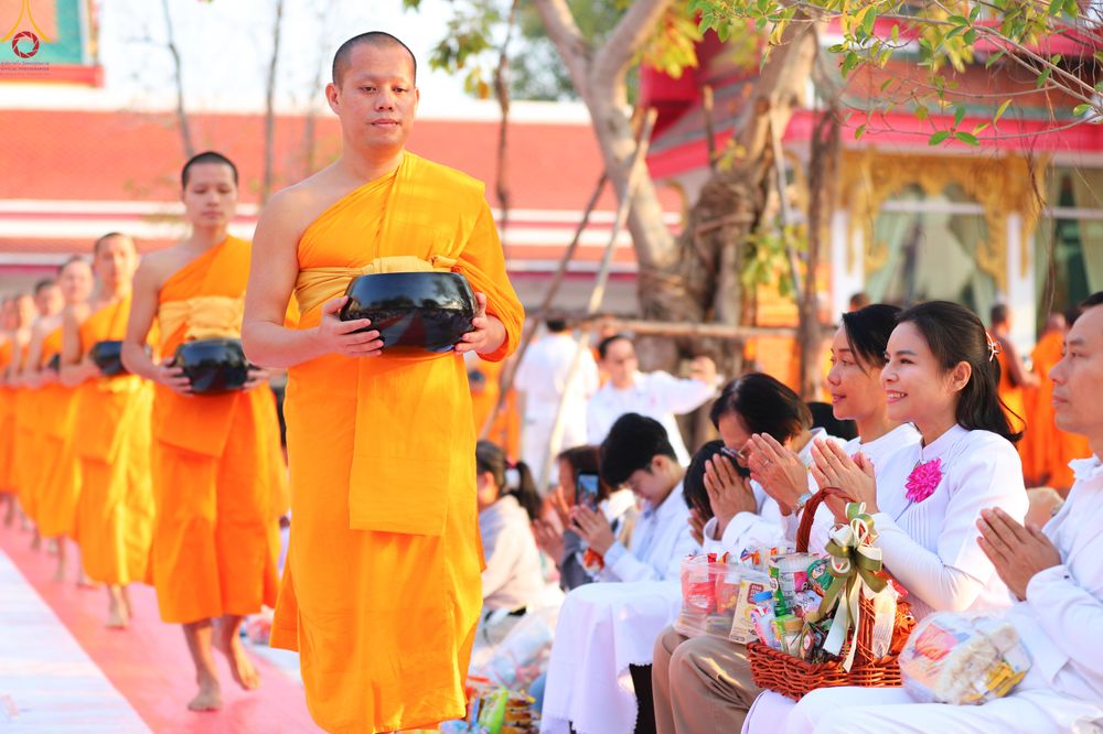 ภาพ No.294466:วันที่ 14 มกราคม พ.ศ. 2569 พิธีตักบาตรพระธรรมยาตรา ณ วัดสองพี่น้อง ต.ต้นตาล อ.สองพี่น้อง จ.สุพรรณบุรี ในโครงการธรรมยาตรา กตัญญูบูชา มหาปูชนียาจารย์ พระมงคลเทพมุนี(สด จนฺทสโร) พระผู้ปราบมาร อนุสรณ์สถาน 7 แห่ง ปีที่ 14