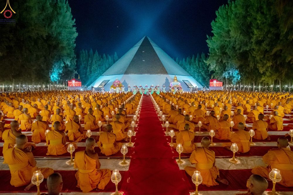 ภาพ No.69500:พิธีจุดประทีปถวายเป็นพุทธบูชา และบูชาธรรมมหาปูชนียาจารย์ ในโครงการธรรมยาตรากตัญญูบูชา มหาปูชนียาจารย์ พระมงคลเทพมุนี(สด จนฺทสโร) พระผู้ปราบมาร ปีที่ 11 ณ อนุสรณ์สถานมหาวิหารพระมงคลเทพมุนี อ.สองพี่น้อง จ.สุพรรณบุรี