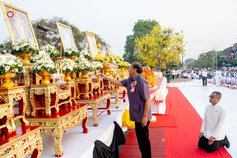 ภาพ No.318021:วันเสาร์ที่ 4 เมษายน พ.ศ. 2569 งานทำบุญเมืองใจกลางอยุธยา  ตักบาตรพระ 1,109 รูป ณ ถนนชีกุน หน้าวัดมหาธาตุ และวัดราชบูรณะ