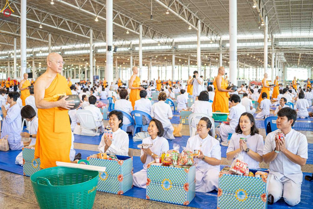 ภาพ No.345380:วันพฤหัสบดีที่ 27 สิงหาคม พ.ศ.2569 พิธีตักบาตรในวันธรรมชัย ณ สภาธรรมกายสากล วัดพระธรรมกาย ปทุมธานี