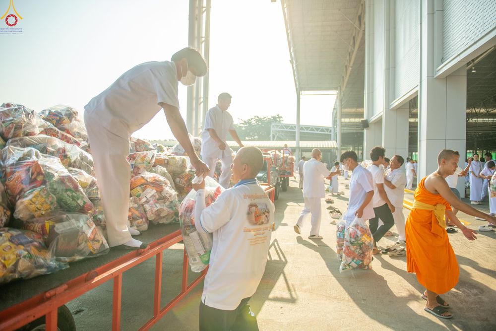 ภาพ No.327966:วันที่ 3 พฤษภาคม พ.ศ.2569 พิธีตักบาตร ข้าวสารอาหารแห้ง ณ บ้านแก้วเรือนทองคุณยายอาจารย์ฯ วัดพระธรรมกาย