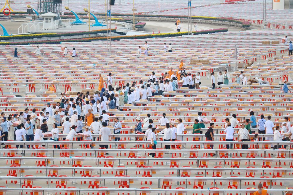 ภาพ No.322616:วันที่ 17 เมษายน พ.ศ.2569 การเรียงกล่องไทยธรรม เรียงน้ำดื่ม เรียงร่ม ณ ลานธรรมพระมหาธรรมกายเจดีย์ เพื่องานถวายมหาสังฆทาน 40,000 กว่าวัดทั่วประเทศ วันคุ้มครองโลก 22 เมษายน พ.ศ.2569 วัดพระธรรมกาย