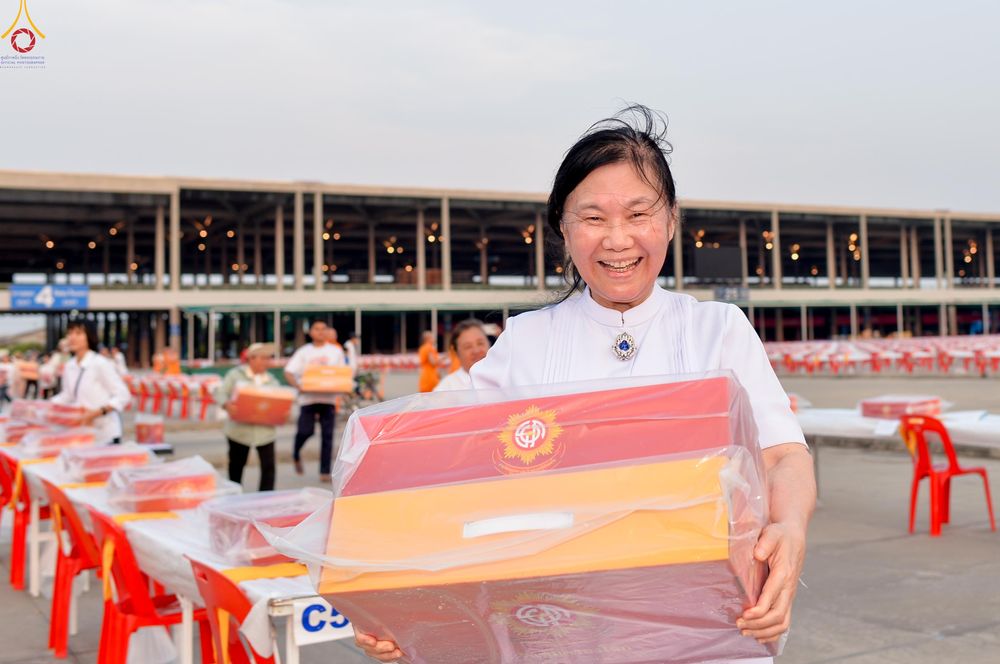 ภาพ No.323143:วันที่ 19 เมษายน พ.ศ.2569 การเรียงกล่องไทยธรรม , เตรียมงานจราจร เพื่องานถวายมหาสังฆทาน 40,000 กว่าวัดทั่วประเทศ วันคุ้มครองโลก 22 เมษายน พ.ศ.2569 วัดพระธรรมกาย
