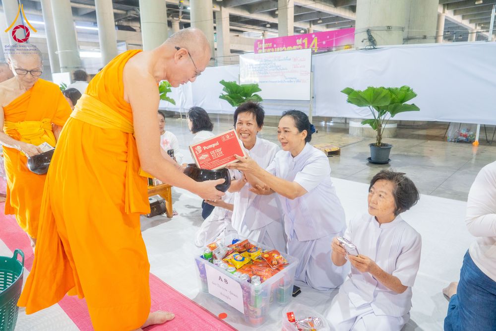 ภาพ No.336587:วันอาทิตย์ที่ 21 มิถุนายน 2569  พิธีตักบาตรพระใหม่ โครงการอุปสมบทหมู่ รุ่นผู้บริหาร  ณ วิหารคด วัดพระธรรมกาย