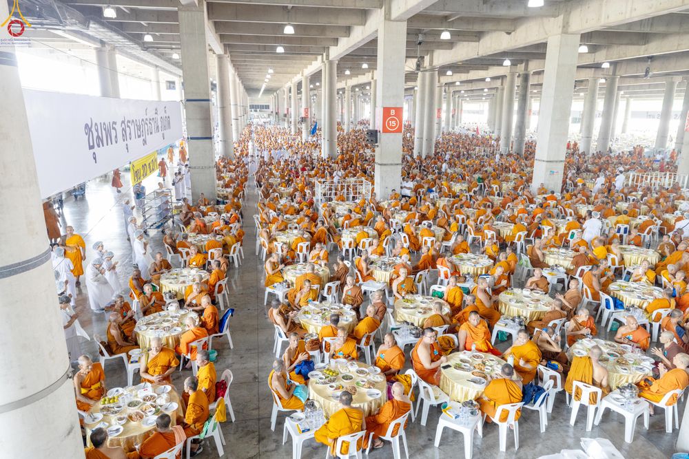 ภาพ No.323759:วันที่ 22 เมษายน พ.ศ.2569(วันคุ้มครองโลก) งานถวายมหาสังฆทาน 40,000 กว่าวัดทั่วประเทศ คณะสงฆ์ฉันภัตตาหารเพล