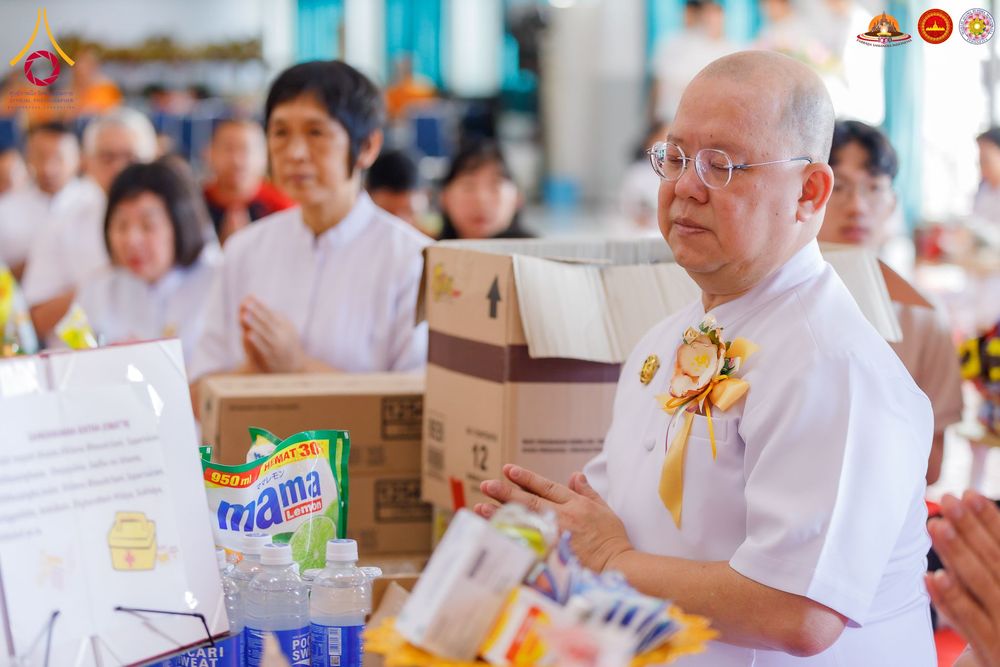 ภาพ No.283527:วันอาทิตย์ที่ 21 ธันวาคม  2568 พิธีบิณฑบาตฉลองสามเณรใหม่ ประเทศอินโดนีเซีย