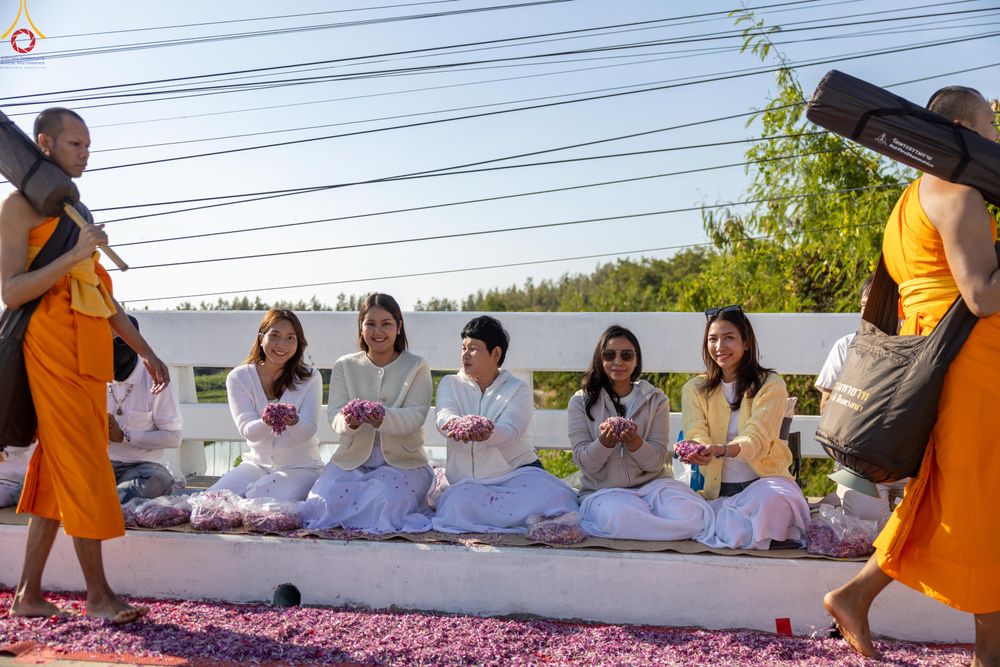 ภาพ No.292876:วันที่ 11 มกราคม พ.ศ. 2569 พิธีต้อนรับพระธรรมยาตรา ณ อนุสรณ์สถานลำดับที่ 3 สถานที่เกิดในเพศสมณะ วัดสองพี่น้อง อำเภอสองพี่น้อง จังหวัดสุพรรณบุรี ในโครงการธรรมยาตรา กตัญญูบูชา มหาปูชนียาจารย์ พระมงคลเทพมุนี(สด จนฺทสโร) พระผู้ปราบมาร อนุสรณ์สถาน 7 แห่ง ปีที