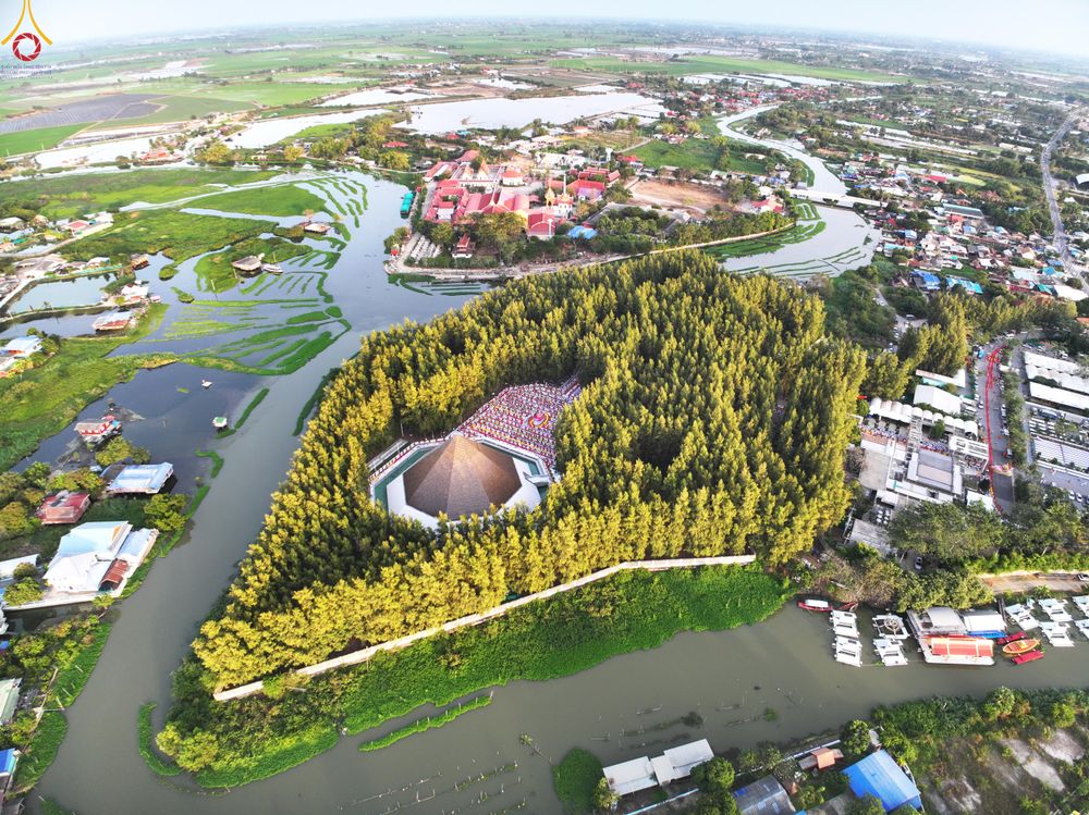 ภาพ No.287535:วันที่ 3 มกราคม พ.ศ. 2569 พิธีต้อนรับพระธรรมยาตรา ในโครงการธรรมยาตรา กตัญญูบูชา มหาปูชนียาจารย์ พระมงคลเทพมุนี(สด จนฺทสโร) พระผู้ปราบมาร อนุสรณ์สถาน 7 แห่ง ปีที่ 14 ณ อนุสรณ์สถานมหาวิหารพระมงคลเทพมุนี (โลตัสแลนด์) อ.สองพี่น้อง จ.สุพรรณบุรี