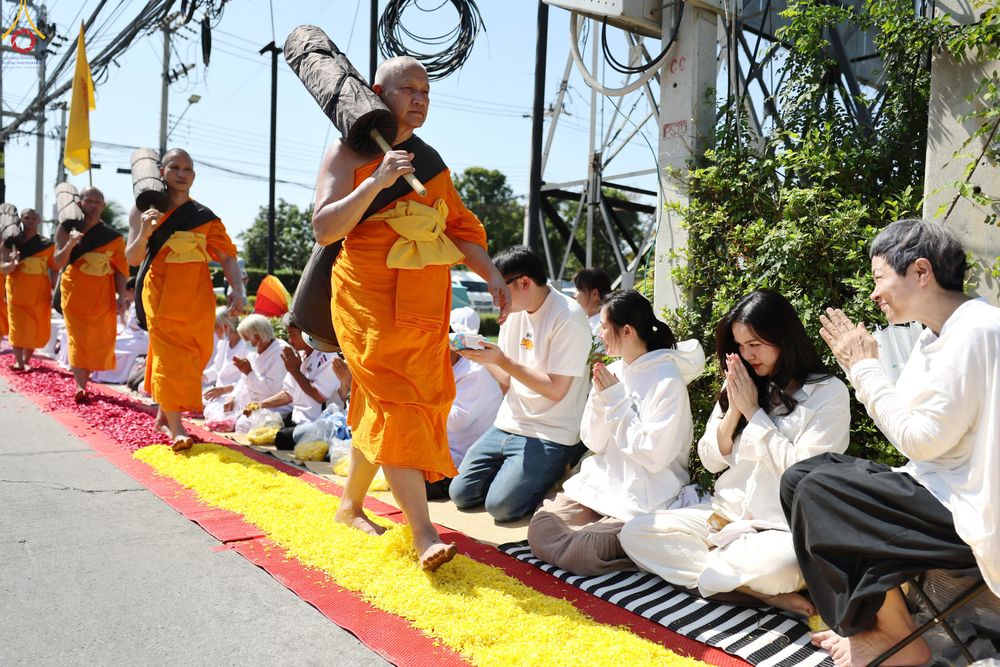 ภาพ No.304205:วันที่ 25 มกราคม พ.ศ. 2569 พิธีต้อนรับพระธรรมยาตรา  รร.สามัคคีราษฏร์บำรุง-วัดพระธรรมกาย ในโครงการธรรมยาตรา กตัญญูบูชา มหาปูชนียาจารย์ พระมงคลเทพมุนี(สด จนฺทสโร) พระผู้ปราบมาร อนุสรณ์สถาน 7 แห่ง ปีที่ 14