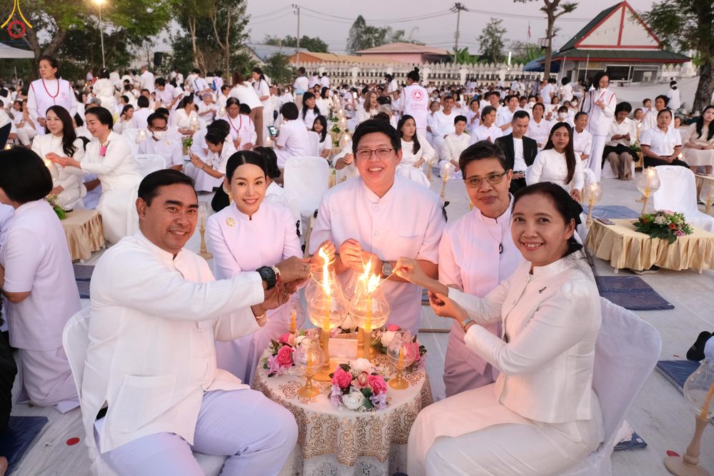 ภาพ No.294045:วันที่ 13 มกราคม พ.ศ. 2569 พิธีจุดประทีปถวายเป็นพุทธบูชา และบูชาธรรมมหาปูชนียาจารย์  (ภาพชุดที่ 2) ณ วัดสองพี่น้อง ต.ต้นตาล อ.สองพี่น้อง จ.สุพรรณบุรี ในโครงการธรรมยาตรา กตัญญูบูชา มหาปูชนียาจารย์ พระมงคลเทพมุนี(สด จนฺทสโร) พระผู้ปราบมาร อนุสรณ์สถาน 7 แห่