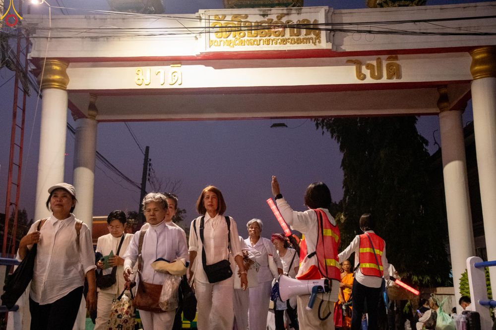 ภาพ No.297213:วันที่ 17 มกราคม พ.ศ. 2569 พิธีจุดประทีปถวายเป็นพุทธบูชา และบูชาธรรมมหาปูชนียาจารย์ (ภาพชุดที่ 2) ณ วัดโบสถ์บน ต.บางคูเวียง จ.นนทบุรี อนุสรณ์สถานลำดับที่ 4 สถานที่เกิดด้วยกายธรรม ในโครงการธรรมยาตรา กตัญญูบูชา มหาปูชนียาจารย์ พระมงคลเทพมุนี(สด จนฺทสโร) พร