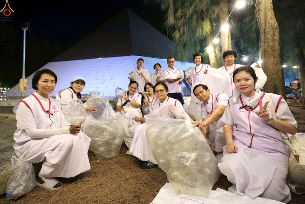 ภาพ No.301652:ภาพเบื้องหลังอาสาสมัครรวมใจ ชุดที่ 4 ในโครงการธรรมยาตรา กตัญญูบูชา มหาปูชนียาจารย์ พระมงคลเทพมุนี(สด จนฺทสโร) พระผู้ปราบมาร อนุสรณ์สถาน 7 แห่ง ปีที่ 14