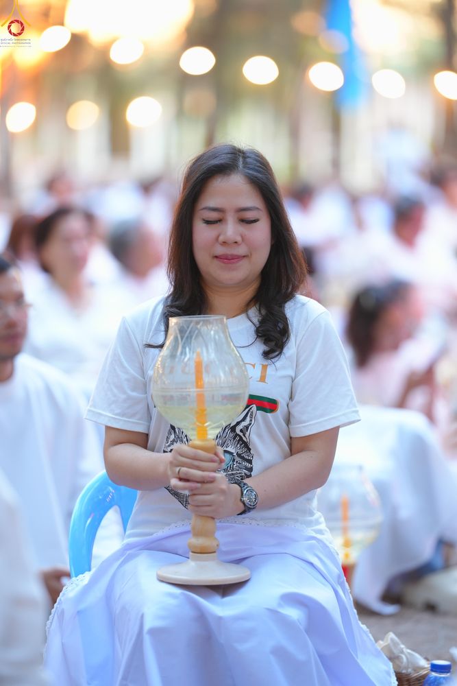 ภาพ No.290031:วันที่ 6 มกราคม พ.ศ. 2569 พิธีจุดประทีปถวายเป็นพุทธบูชา และบูชาธรรมมหาปูชนียาจารย์ (ภาพชุดที่ 2) ณ อนุสรณ์สถานมหาวิหารพระมงคลเทพมุนี (โลตัสแลนด์) อ.สองพี่น้อง จ.สุพรรณบุรี ในโครงการธรรมยาตรา กตัญญูบูชา มหาปูชนียาจารย์ พระมงคลเทพมุนี(สด จนฺทสโร) พระผู้ปรา