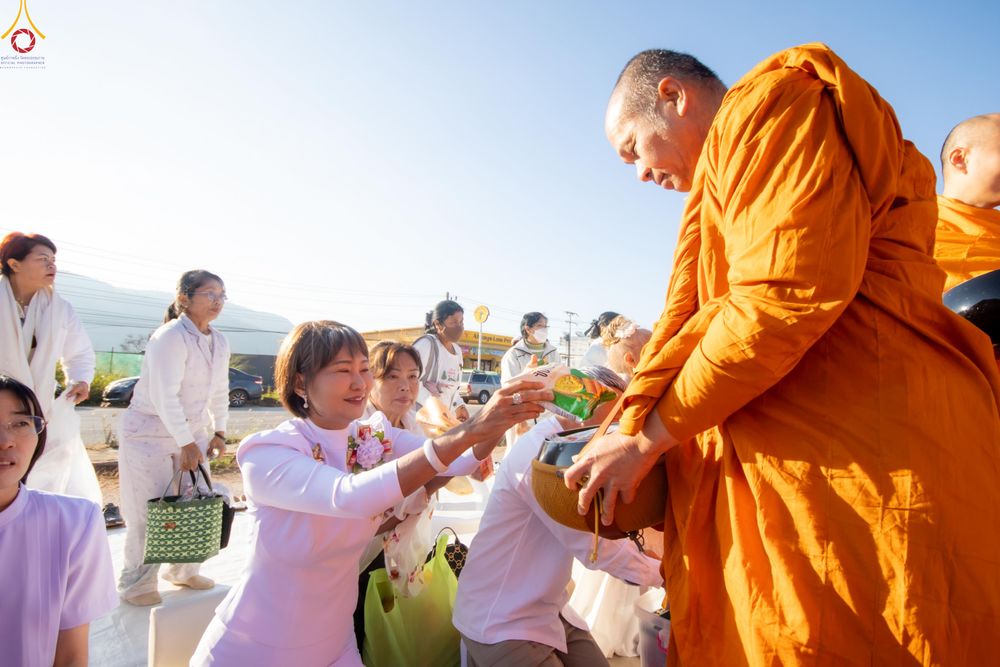 ภาพ No.281433:วันเสาร์ที่ 27 ธันวาคม พ.ศ.2568 พิธีตักบาตรพระ ๑,๐๐๐ รูป   เพื่อความเป็นสิริมงคลแก่ชีวิตและแผ่นดินไทย  มหากุศลครั้งยิ่งใหญ่แห่งปี ส่งท้ายปีเก่า ต้อนรับปีใหม่  ณ ถนนหน้าที่ว่าการอำเภอภูเรือ จังหวัดเลย