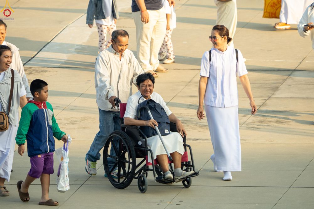 ภาพ No.279955:วันที่ 1 มกราคม พ.ศ.2569 พิธีตักบาตรในวันขึ้นปีใหม่ ณ ลานธรรม วัดพระธรรมกาย