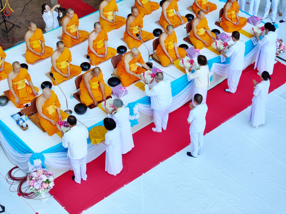 ภาพ No.289273:วันที่ 7 มกราคม พ.ศ. 2569 พิธีตักบาตรพระธรรมยาตรา ณ อนุสรณ์สถานลำดับที่ 1 สถานที่เกิดด้วยรูปกายเนื้อ อนุสรณ์สถานมหาวิหารพระมงคลเทพมุนี (โลตัสแลนด์) อ.สองพี่น้อง จ.สุพรรณบุรี ในโครงการธรรมยาตรา กตัญญูบูชา มหาปูชนียาจารย์ พระมงคลเทพมุนี(สด จนฺทสโร) พระผู้ป