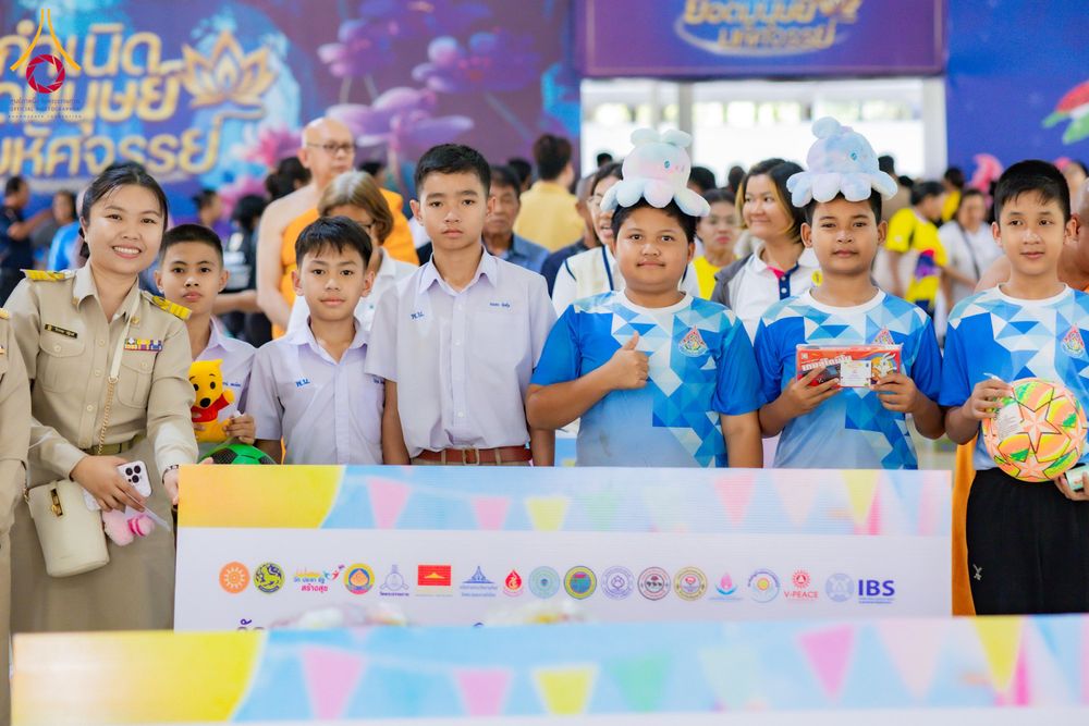 ภาพ No.291071:วันจันทร์ที่ 5 มกราคม พ.ศ. 2569  วัดพระธรรมกาย มูลนิธิธรรมกาย  จัดพิธีมอบของขวัญสนับสนุนการจัดกิจกรรมงานวันเด็กแห่งชาติ ประจำปี พ.ศ. 2569 ให้แก่องค์กรภาคีเครือข่ายกว่า 200 องค์กร ณ วัดพระธรรมกาย อ.คลองหลวง จ.ปทุมธานี