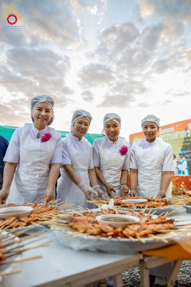 ภาพ No.301008:วันที่ 23 มกราคม พ.ศ. 2569 พิธีถวายภัตตาหารเป็นสังฆทาน แด่พระธรรมยาตรา ณ อนุสรณ์สถานบางปลา วัดบางปลา อำเภอบางเลน จังหวัดนครปฐม ในโครงการธรรมยาตรา กตัญญูบูชา มหาปูชนียาจารย์ พระมงคลเทพมุนี(สด จนฺทสโร) พระผู้ปราบมาร อนุสรณ์สถาน 7 แห่ง ปีที่ 14