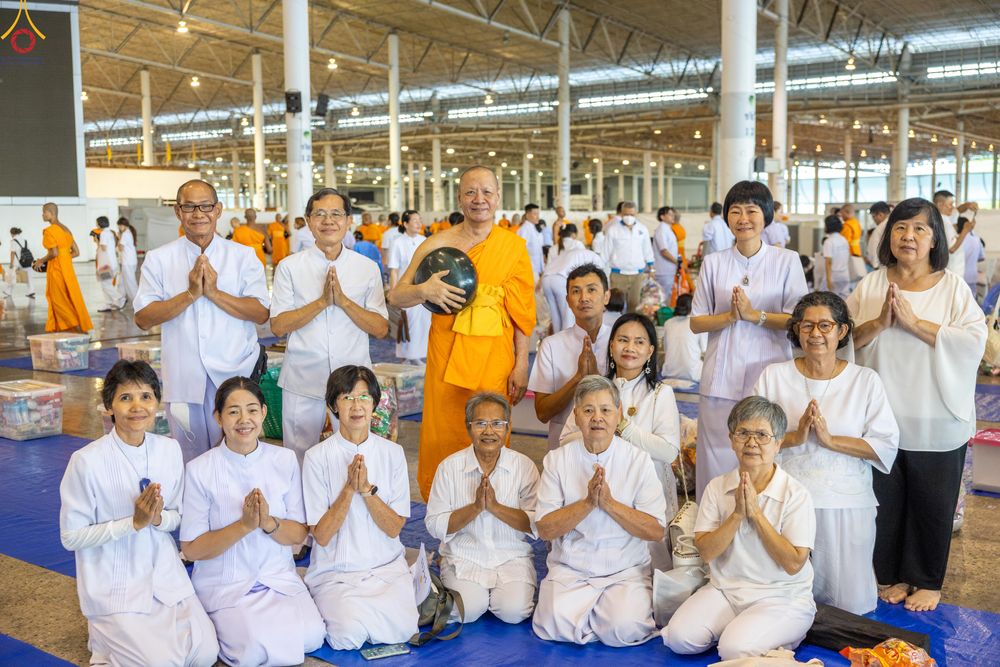 ภาพ No.311382:วันอาทิตย์ต้นเดือนที่ 1 มีนาคม พ.ศ.2569 พิธีตักบาตร และ พิธีบูชาข้าวพระ ณ สภาธรรมกายสากล วัดพระธรรมกาย