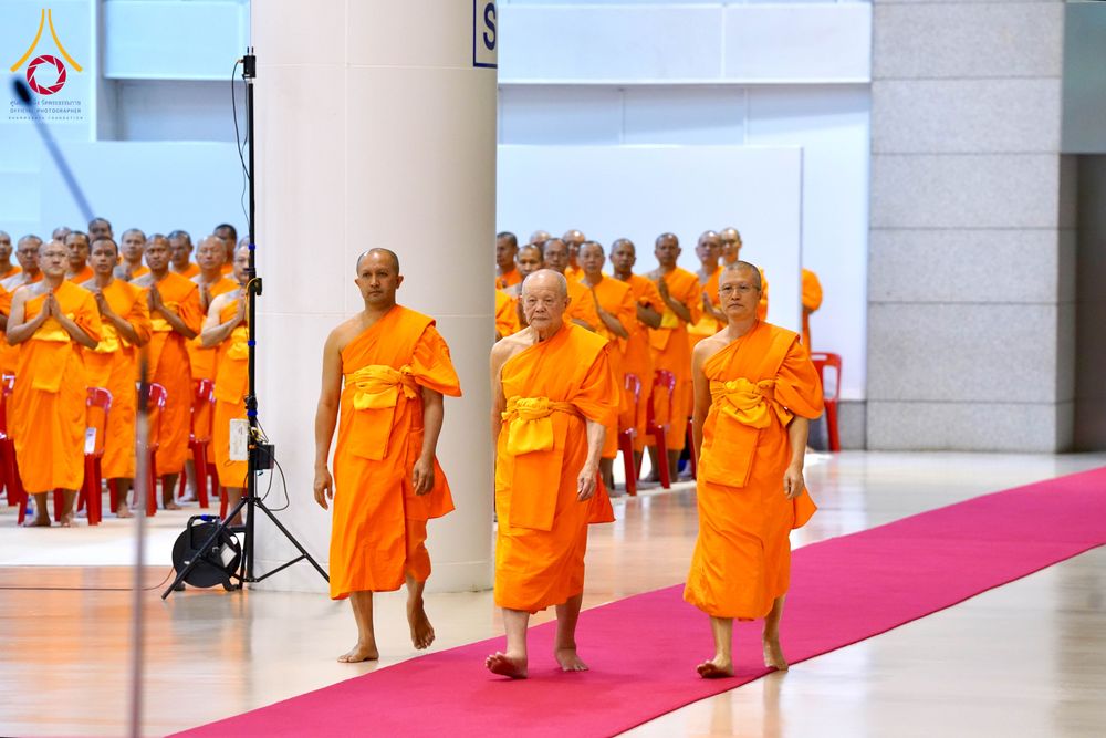 ภาพ No.284960:วันอาทิตย์ที่ 14 ธันวาคม พ.ศ.2568  พิธีปฏิบัติธรรม พิธีถวายภัตตาหารเป็นสังฆทาน พิธีมอบต้นสมบัติจักรพรรดิ ถวายแด่เจ้าอาวาสและประธานสงฆ์ 236 ศูนย์ส่งเสริมศีลธรรมทั่วโลก ณ สภาธรรมกายสากล วัดพระธรรมกาย