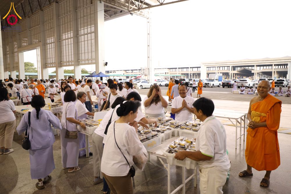 ภาพ No.287286:วันที่ 3 มกราคม พ.ศ.2569 พิธีถวายภัตตาหารเป็นสังฆทาน แด่พระธรรมยาตรา ณ วัดพระธรรมกาย  จังหวัดปทุมธานี ในโครงการธรรมยาตรา กตัญญูบูชา มหาปูชนียาจารย์ พระมงคลเทพมุนี(สด จนฺทสโร) พระผู้ปราบมาร อนุสรณ์สถาน 7 แห่ง ปีที่ 14