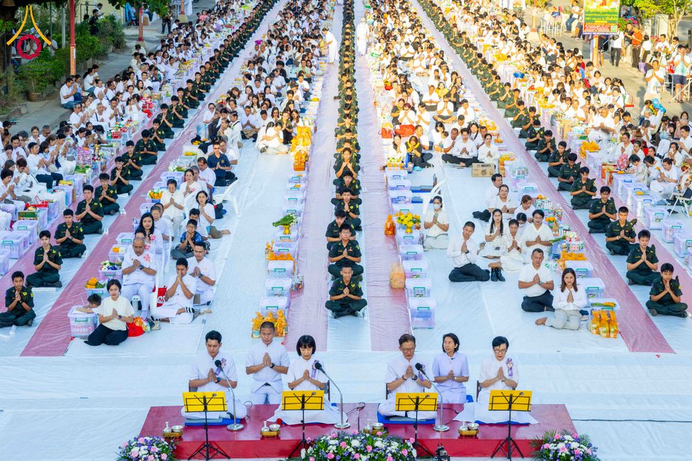 ภาพ No.313890:วันอาทิตย์ที่ 14 มีนาคม พ.ศ. 2569 ทำบุญเมืองหาดใหญ่ตักบาตรพระ 1,109 รูป เติมบุญใหญ่ หลังวิกฤตมหาอุทกภัย ณ ซุ้มประตูไชน่าทาวน์ ถนนศุภสารรังสรรค์ อ.หาดใหญ่ จ.สงขลา