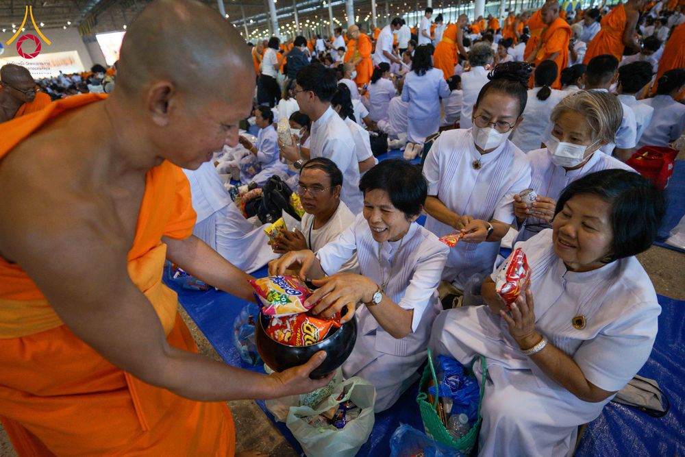 ภาพ No.308484:วันที่ 1 กุมภาพันธ์ พ.ศ. 2569 พิธีตักบาตรข้าวสารอาหารแห้ง ณ บ้านแก้วเรือนทองคุณยาย สภาธรรมกายสากล วัดพระธรรมกาย