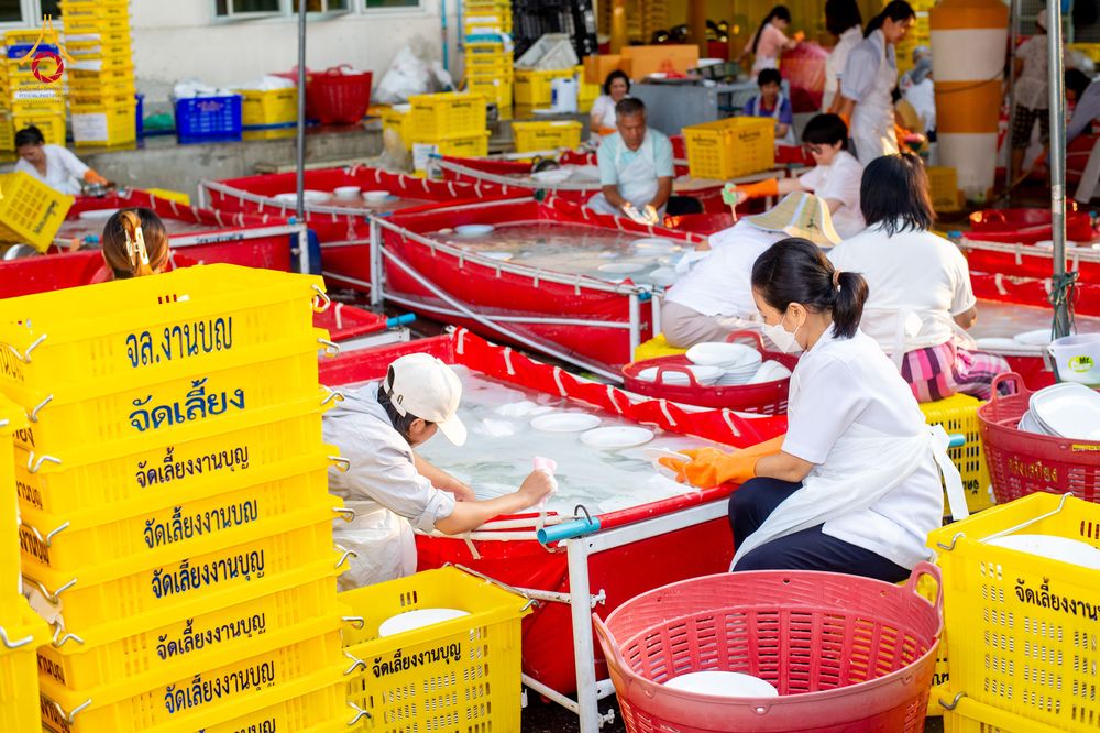 ภาพ No.325133:วันที่ 24-25 เมษายน พ.ศ.2569  เจ้าหน้าที่และอาสาสมัครรับบุญเก็บงานล้างภาชนะ งานถวายมหาสังฆทาน 40,000 กว่าวัดทั่วประเทศ  ณ โรงครัว 71 ปีวัดพระธรรมกาย