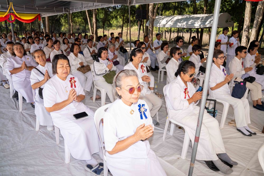 ภาพ No.285752:วันพุธที่ 10 ธันวาคม พ.ศ.2568  พิธีตอกเสาเข็มมงคลต้นสุดท้าย รองรับองค์พระเจดีย์เพื่อสร้างสันติภาพโลก ณ ศูนย์ปฏิบัติธรรมและศูนย์อบรมเยาวชน ชัยนาท