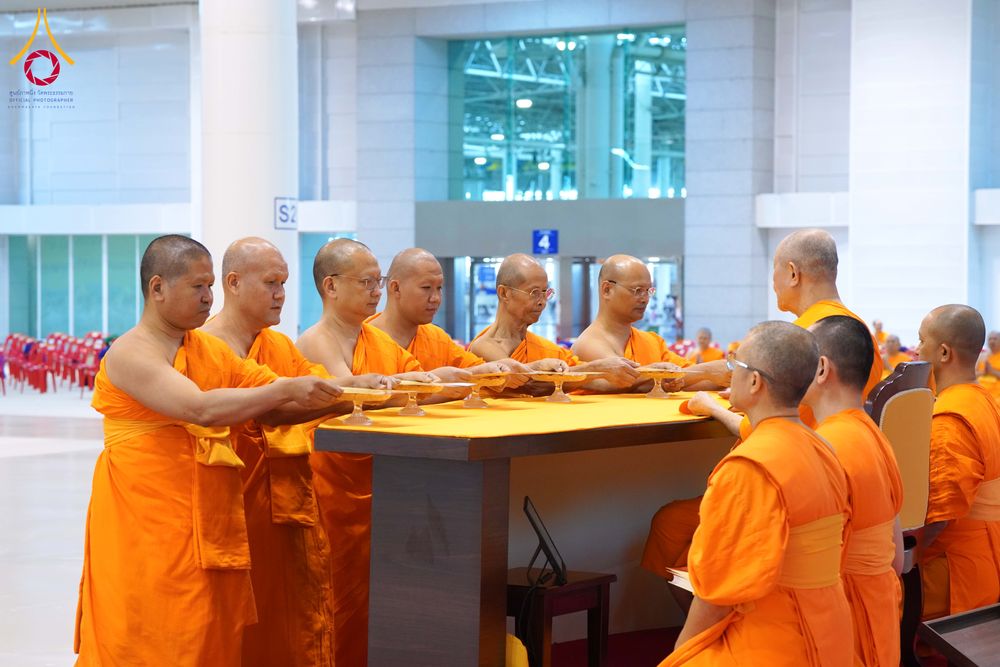 ภาพ No.284827:วันอาทิตย์ที่ 14 ธันวาคม พ.ศ.2568  พิธีปฏิบัติธรรม พิธีถวายภัตตาหารเป็นสังฆทาน พิธีมอบต้นสมบัติจักรพรรดิ ถวายแด่เจ้าอาวาสและประธานสงฆ์ 236 ศูนย์ส่งเสริมศีลธรรมทั่วโลก ณ สภาธรรมกายสากล วัดพระธรรมกาย