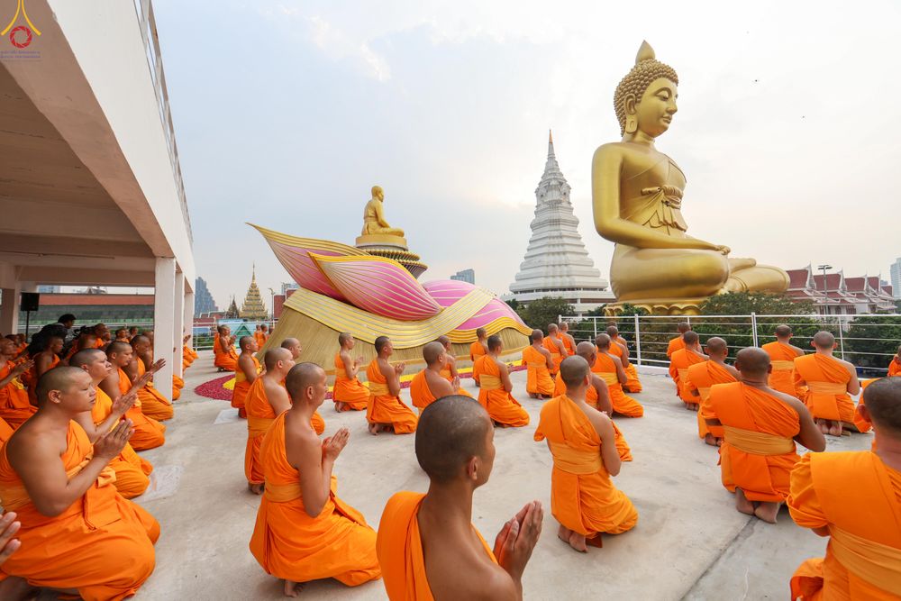 ภาพ No.300026:วันที่ 22 มกราคม พ.ศ.2569 พระธรรมยาตราปฏิบัติธรรม และถ่ายภาพหมู่ประวัติศาสตร์ ณ อาคารธรรมยาตรา กตัญญูบูชามหาปูชนียาจารย์  ตรงข้ามวัดปากน้ำภาษีเจริญ จ.กรุงเทพมหานคร ในโครงการธรรมยาตรา กตัญญูบูชา มหาปูชนียาจารย์ พระมงคลเทพมุนี(สด จนฺทสโร) พระผู้ปราบมาร อนุ