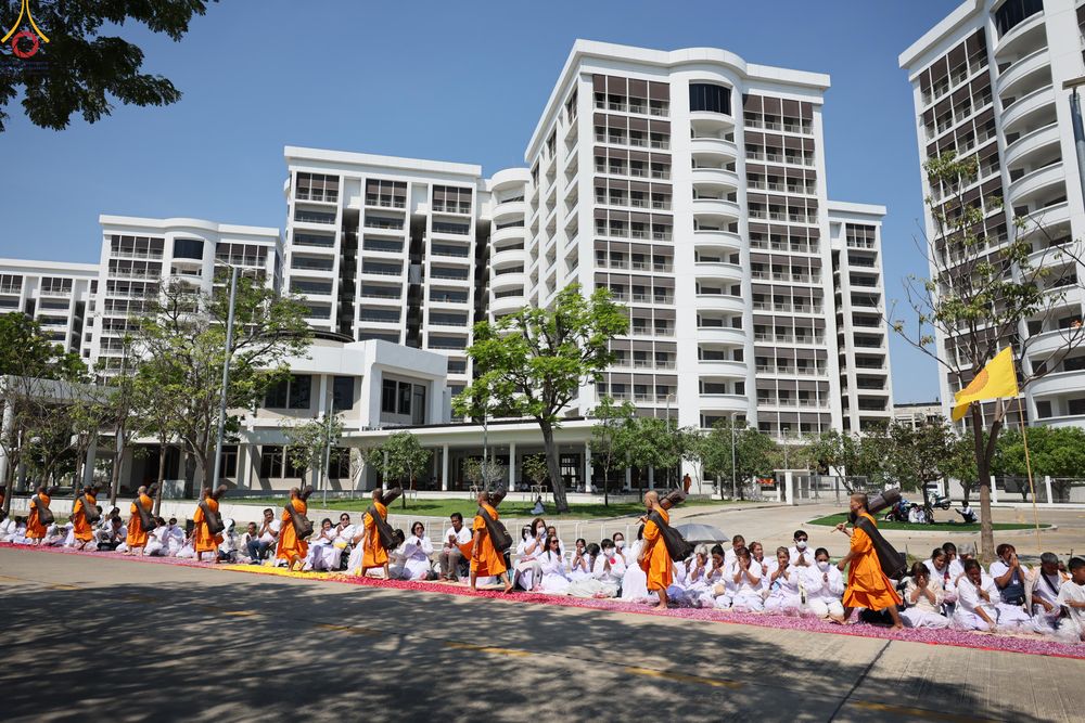 ภาพ No.304810:วันที่ 25 มกราคม พ.ศ. 2569 พิธีต้อนรับพระธรรมยาตรา (ภาพชุดที่ 2) รร.สามัคคีราษฏร์บำรุง-วัดพระธรรมกาย ในโครงการธรรมยาตรา กตัญญูบูชา มหาปูชนียาจารย์ พระมงคลเทพมุนี(สด จนฺทสโร) พระผู้ปราบมาร อนุสรณ์สถาน 7 แห่ง ปีที่ 14