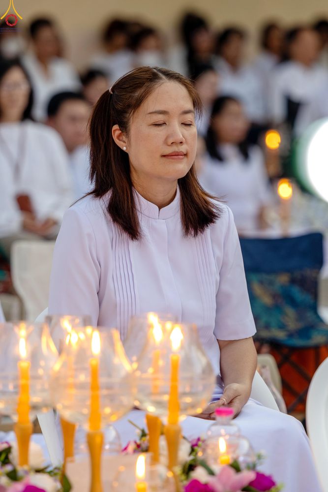 ภาพ No.297111:วันที่ 17 มกราคม พ.ศ. 2569 พิธีจุดประทีปถวายเป็นพุทธบูชา และบูชาธรรมมหาปูชนียาจารย์ (ภาพชุดที่ 2) ณ วัดโบสถ์บน ต.บางคูเวียง จ.นนทบุรี อนุสรณ์สถานลำดับที่ 4 สถานที่เกิดด้วยกายธรรม ในโครงการธรรมยาตรา กตัญญูบูชา มหาปูชนียาจารย์ พระมงคลเทพมุนี(สด จนฺทสโร) พร